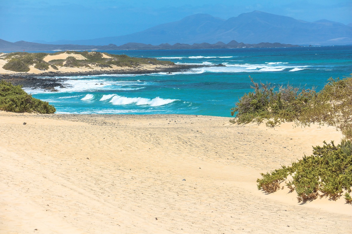 Pláž Corralejo na ostrově Fuerteventura.