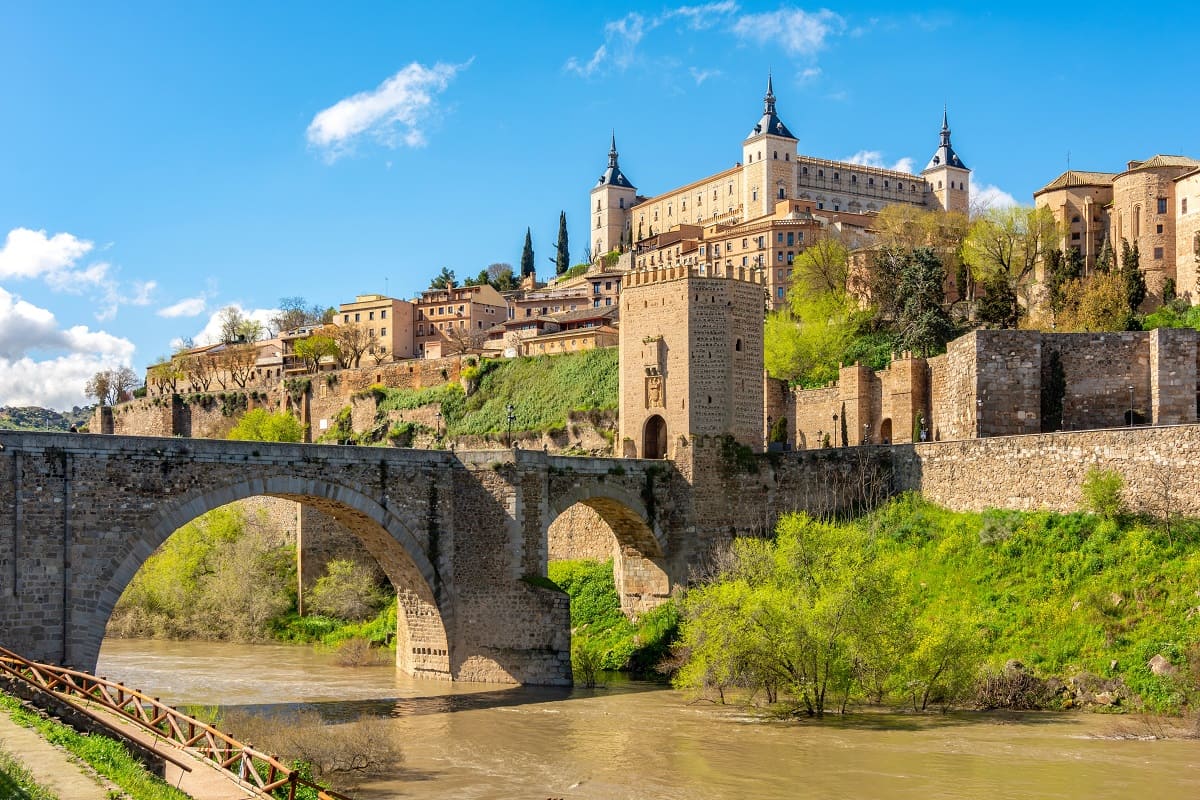 Španělsko, pevnost Alcazár de Toledo nad řekou Tajo