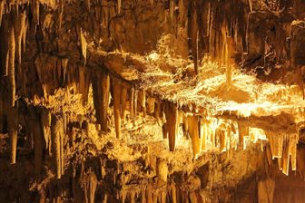 Drogarati, osvětlené stalaktity